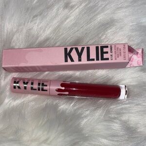 Kylie cosmetics color (500Kristen matte) Pink and Red Lip